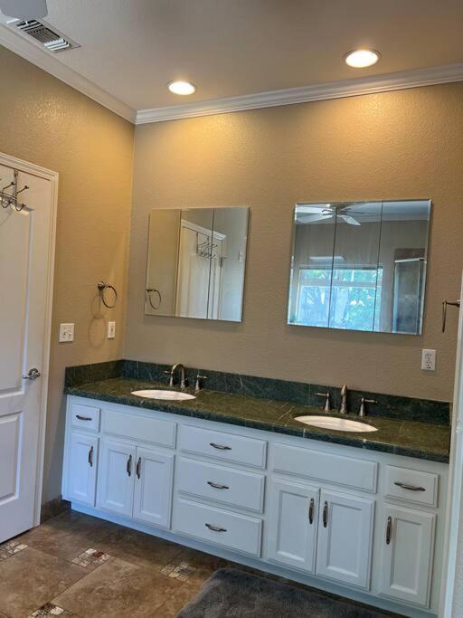 Holiday home Luxury Half Acre House